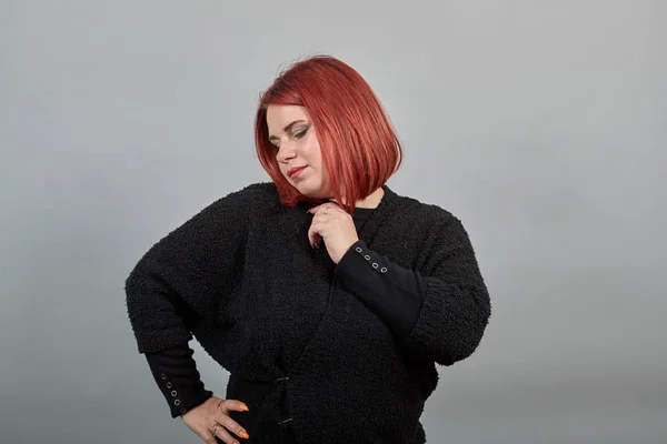 Lady in black sweater stylish woman poses for the camera supports face with hand — Stockfoto