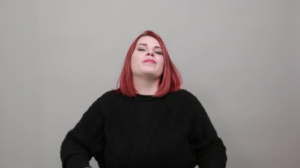 Redhead fat lady in black sweater funny woman shows tongue and holds thumbs up — Stockvideo