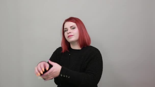 Толстая дама в черном свитере стильная женщина держит руку и позирует перед камерой — стоковое видео