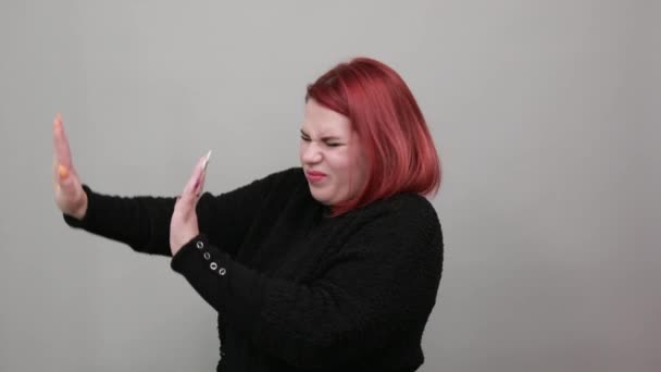 Леди расстроена женщина против, жесты руками показывает признаки несогласия — стоковое видео