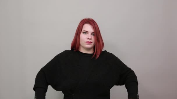 Fat lady in black sweater rear woman posing for camera holding hair with hands — Stockvideo