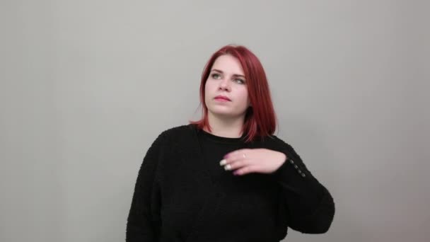 Young redhead fat lady in black sweater stylish woman posing for the camera — ストック動画