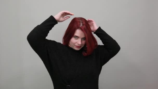 Redhead fat lady in black sweater stylish woman straightens hair, hairstyle — Stockvideo