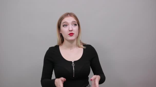 Молодая блондинка в черной куртке обезумевшая женщина держит голову в отчаянии — стоковое видео