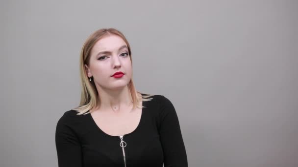 Сердита жінка демонструє емоції образи, тримає індексний палець біля обличчя — стокове відео