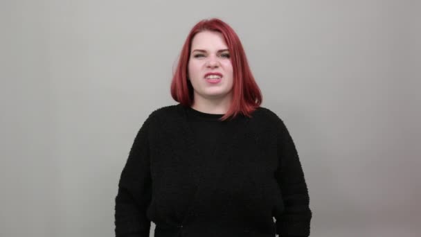 Redhead fat lady in black sweater stylish woman holds her index finger near face — Stok video