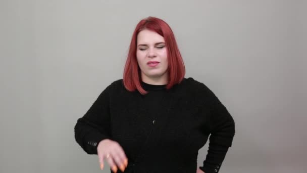 Fat lady in black sweater stylish woman poses for camera, holding chin with hand — 图库视频影像