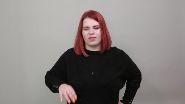 Fat lady in black sweater stylish woman poses for camera, holding chin with hand — Stock Video