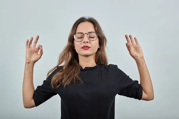 Hübsche Dame mit Brille schloss die Augen und konzentrierte sich auf Meditation, Yoga-Übungen — Stockfoto