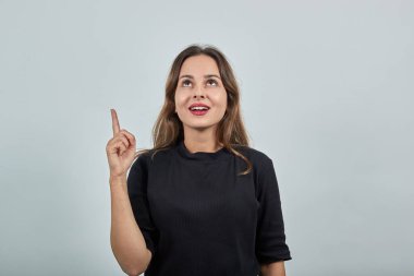 Akıllı kız yeni bir fikirle geldi işaret parmağını kaldırdı.