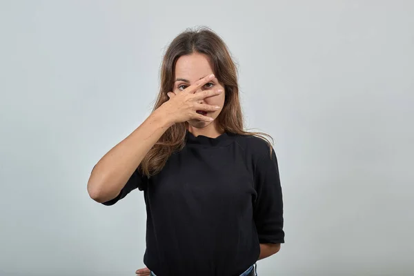 Überrascht Mädchen bedeckte ihr Gesicht mit ihrer Hand als Zeichen der Uneinigkeit, Protest — Stockfoto