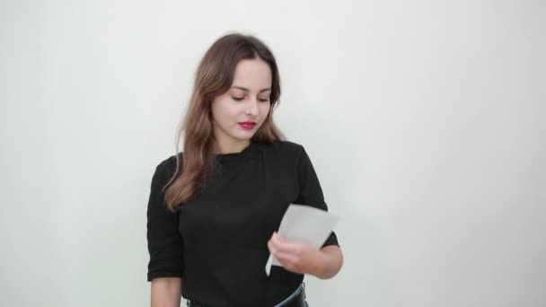 Woman holding a clean sheet of white paper in her hands raised index finger up — Stock Video