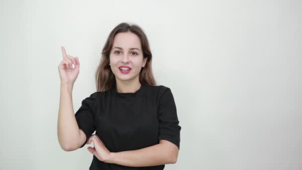 Улыбающаяся счастливая девушка подняла указательный палец от новой идеи — стоковое видео