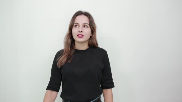 Smart Girl mit einer neuen Idee erhob den Zeigefinger — Stockvideo