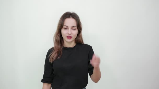 Überraschtes Mädchen blickt nach vorn und hält ihre Finger an die Schläfe — Stockvideo