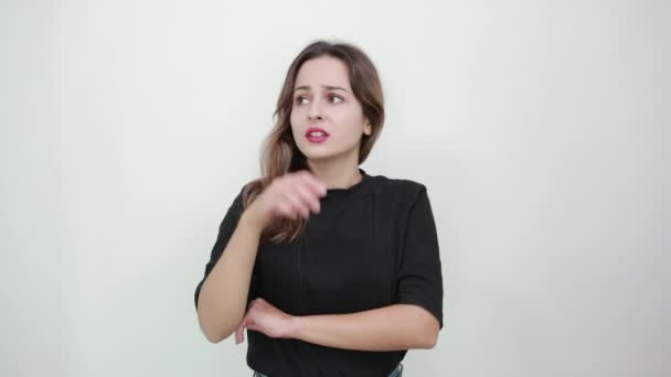 Boos meisje in wanhoop opende haar mond en houdt hand in hand — Stockvideo