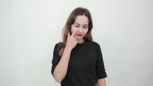 Mooi meisje toont haar vinger op het oog dat ze heeft visie problemen — Stockvideo