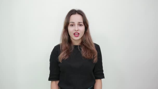 Nő fekete póló szürke háttér, boldog mosolygós lány széttárt karok széles — Stock videók