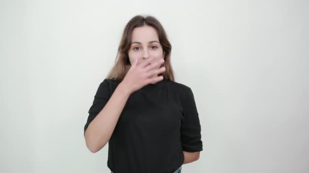 Överraskad flicka täckte sitt ansikte med handen som ett tecken på oenighet, protest — Stockvideo