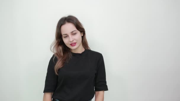 Mulher em t-shirt preta em cinza menina legal parece confiante, mãos cruzadas — Vídeo de Stock