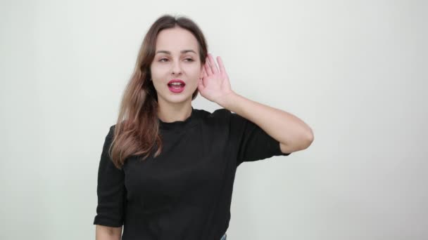 Dame hört nicht gut berührt Handfläche zu Boden, zeigt mit Zeigefinger Richtung — Stockvideo