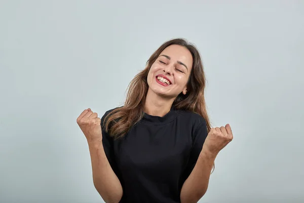 Happy Girl Sorrindo, apertou os punhos e levantou as mãos — Fotografia de Stock