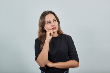 Hayalperest kız bir fikir düşünüyor ve onunla yüz yüze geliyor.