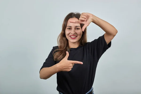 Glückliches Mädchen lächelnde Hände imitieren Fotorahmen, machen Virtuelles Foto mit Fingern — Stockfoto