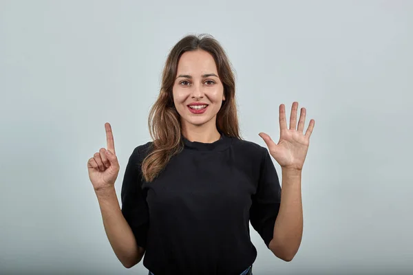 Glückliches Mädchen lächelt und zeigt sechs Finger — Stockfoto