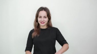 Mutlu Kız Gülümseyen Eller Fotoğraf Çerçevesini taklit ediyor, Parmaklarla Sanal Fotoğraf Çekiyor