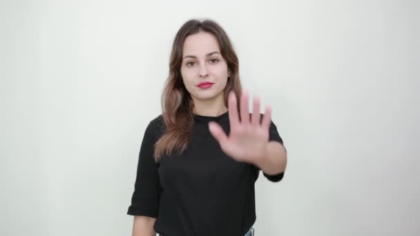 Розчарована дівчина проти, показує протест, опозиція, жестикулює рукою — стокове відео
