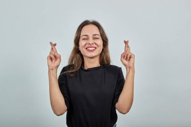 Mutlu Kız İyi Şans İçin Gülümser, Parmaklarını çapraz tutar