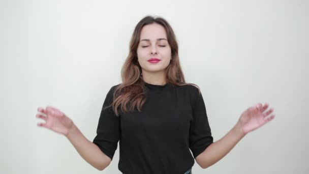 Skoncentrowana zrelaksowana dziewczyna medytuje trzymając palce w pozycji do jogi — Wideo stockowe