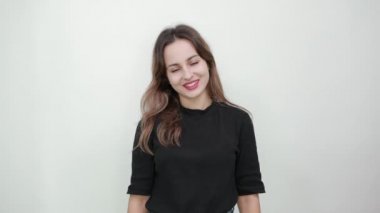 Genç Kız Sahte Gülümsedi Parmaklarıyla Ağzını Esnetti