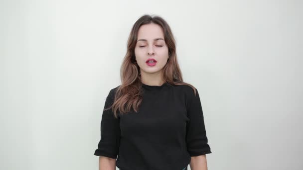 Cansada chica bosteza y sostiene su mano a su boca — Vídeos de Stock