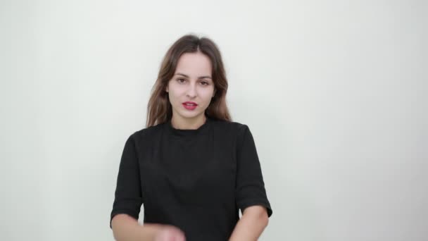 Stilvolles Mädchen umklammerte ihre Hände und blickt zuversichtlich nach vorne — Stockvideo