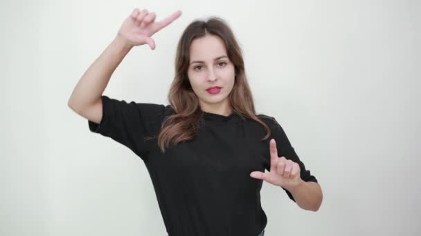 행복 한 소녀의 출렁 거리며 손가락으로 자신의 모습을 흉내 냄 — 비디오