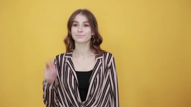 Mutlu kız gülümser ve işaret parmağını tutar. Yeni düşüncenin işareti olarak.
