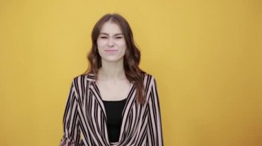 Mutlu kız gülüyor ve işaret parmağını kendine doğrultuyor.