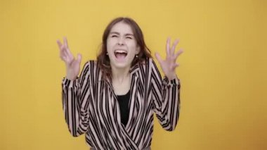 Olaylara duygusal tepkiler veren etkileyici bir kız, bir sürü duygu, neşe