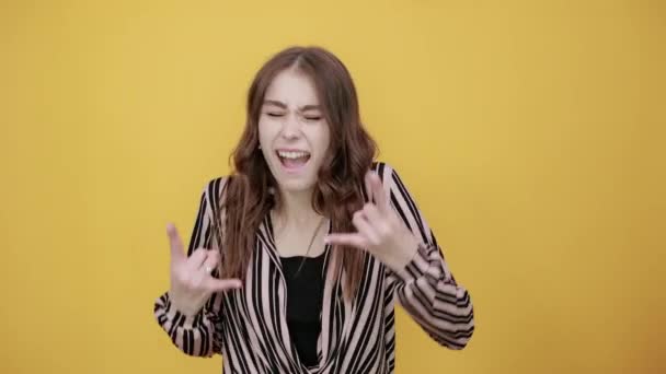 Expressive Emotional Girl Shows Her Fingers The Rock Sign — Stock Video