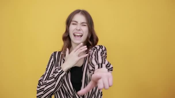 Grappig meisje lachen toont haar index vinger voorwaarts — Stockvideo