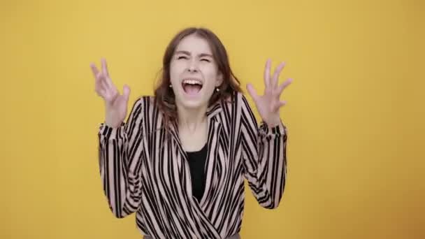 Expressief meisje reageert emotioneel op het evenement, veel emoties, vreugde — Stockvideo