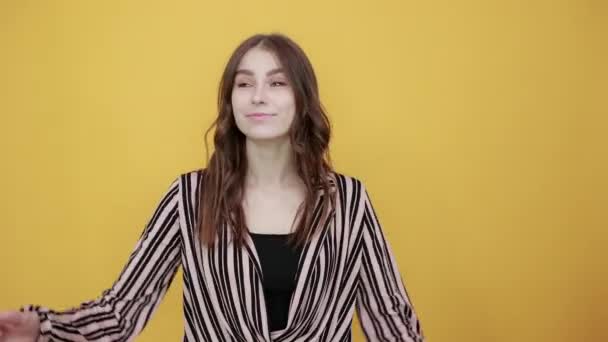 Menina feliz sorrindo com os dedos faz uma moldura virtual como foto — Vídeo de Stock