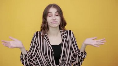 Şaşırmış kız duruma nasıl tepki göstereceğini bilmiyor, kollarını açamıyor.