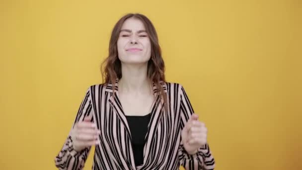 Gelukkig meisje glimlacht en reikt naar knuffel — Stockvideo