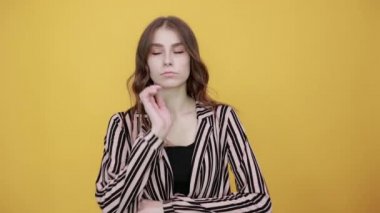 Üzgün kız bir karar vermek için tereddüt eder, başını eline yaslar.
