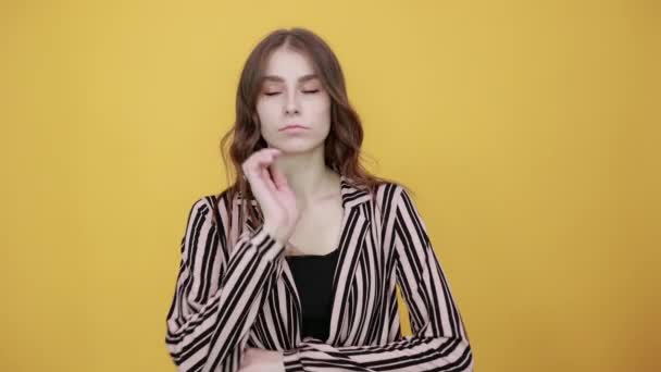 Sorgsen flicka obsitates att göra ett beslut, lutade huvudet på hennes hand — Stockvideo