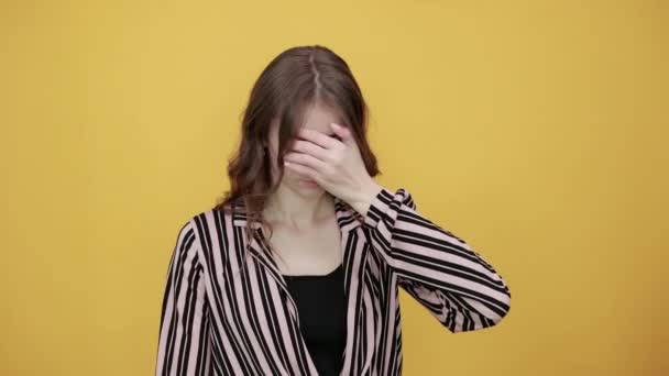 Fille bouleversée montre désaccord, Opposition, Ferme les yeux, Montre les paumes, Assez — Video