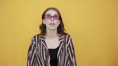 Mutlu kız gülümser ve ellerini havaya kaldırır